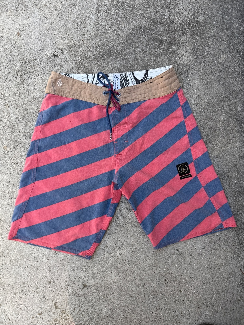 Volcom Men’s Slingers Board Shorts Coral Red & Navy Diagonal Stripe Size 28